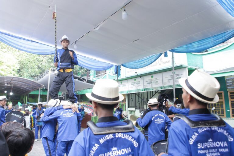 Jelang Haflah Akhirussanah Ke-26, Yayasan Darut Ta’lim Gelar Pawai Bertema Flora dan Fauna
