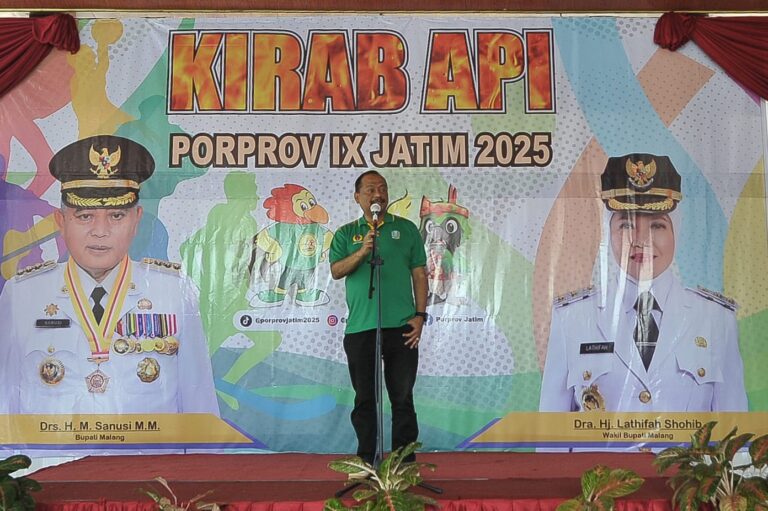 Kirab Obor Api Porprov Jatim IX 2025 Memasuki Kabupaten Malang, Disambut Meriah oleh Warga Lawang