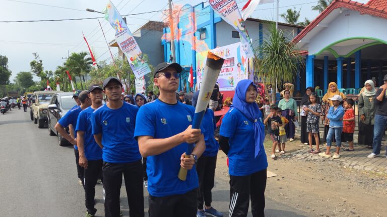 Sambutan Warga di Kirab Obor Porprov IX Jatim 2025 Makin Meriah