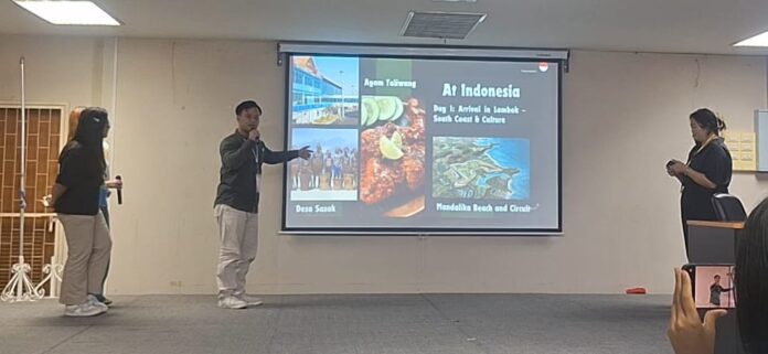 Ghalib dan tim mempresentasikan budaya Indonesia