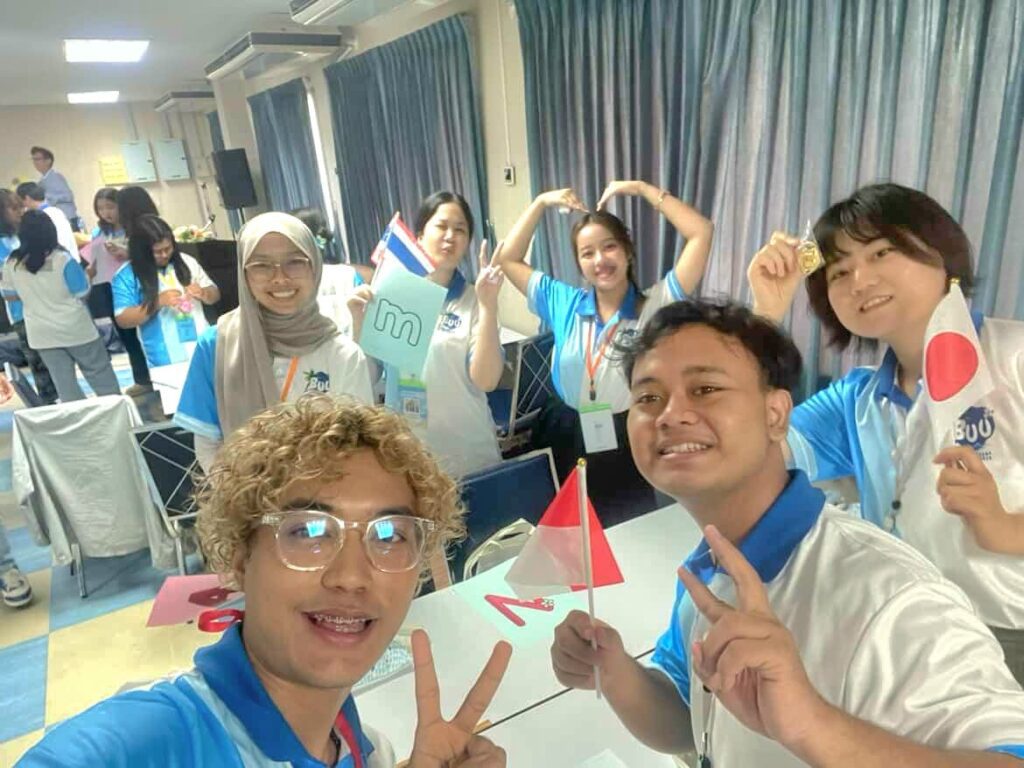 Ghalib dengan partisipan dari beberapa negara peserta dalam Burapha University Summer Cultural Program