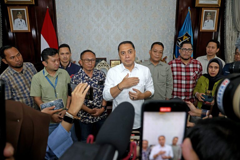 Parkir Toko Modern di Surabaya Gratis, Wali Kota Eri Tegaskan Pengusaha Komitmen Sediakan Jukir Resmi