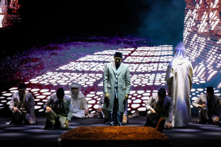 Seniman Indonesia dan Uzbekistan Pentaskan Kisah Soekarno dan Imam Al-Bukhari di Surabaya