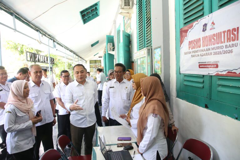 Wali Kota Eri Tinjau Posko SPMB, Pastikan Pendaftaran Sekolah Tanpa Antrean dan Transparan