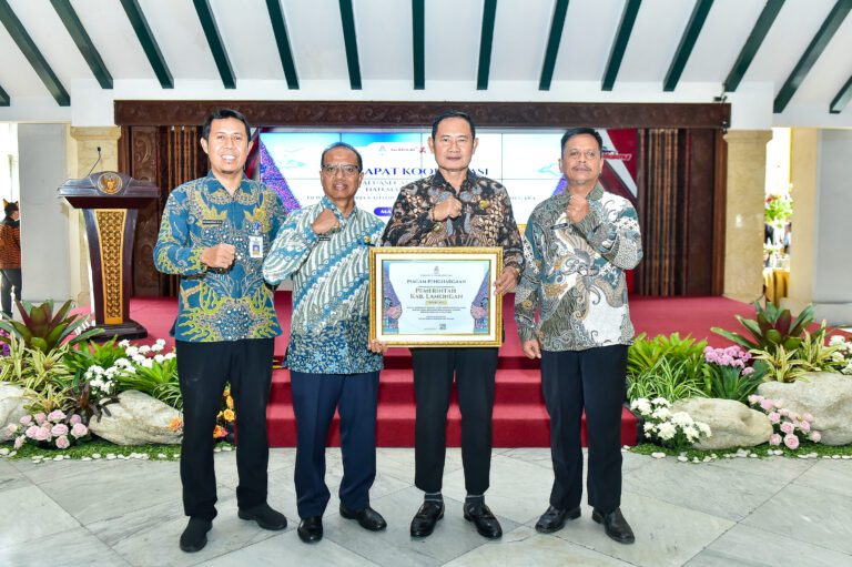 Pemkab Lamongan Menerima Penghargaan Manajemen Kenaikan Pangkat Terbaik II
