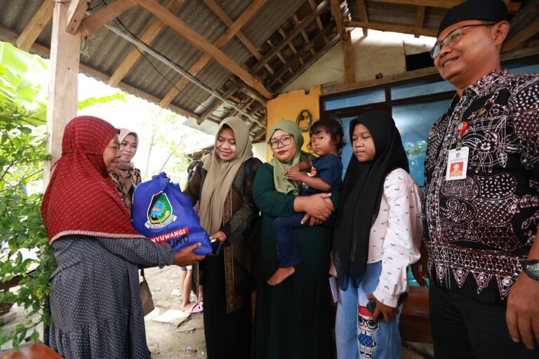 Bupati Ipuk Pastikan Penanganan Keluarga Korban Tenggelamnya KMP Tunu Pratama Jaya