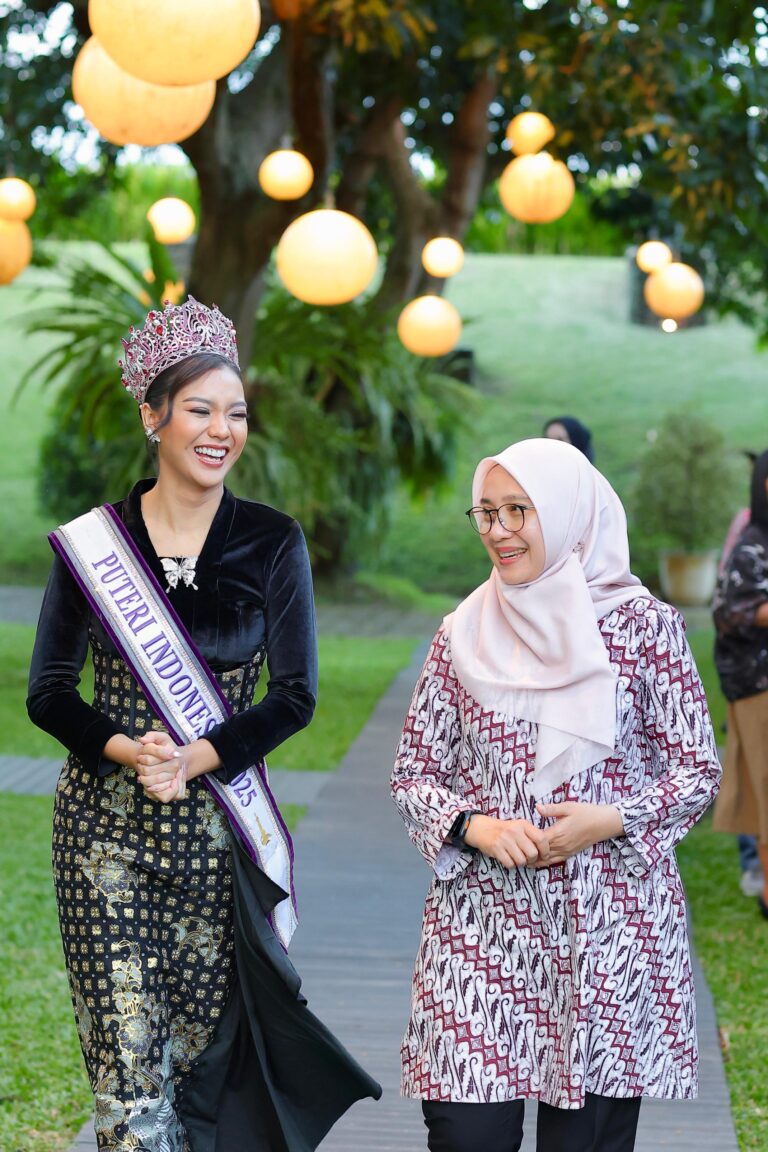 Pulang Kampung, Putri Indonesia Berbagi Pengalaman Saat Tampil di Miss Supranational pada Bupati Ipuk