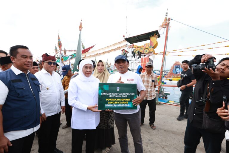 Gubernur Khofifah Dialog dan Salurkan Bantuan untuk Ratusan Nelayan Muncar Banyuwangi