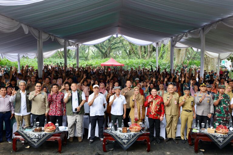Menhut Serahkan  SK Persetujuan Pelepasan Kawasan Hutan untuk Warga Pancer Banyuwangi 