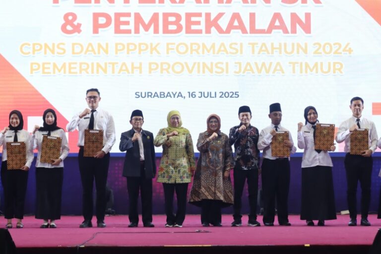 Gubernur Khofifah Serahkan SK dan Beri Pembekalan 4.172 CPNS/PPPK Pemprov Jatim