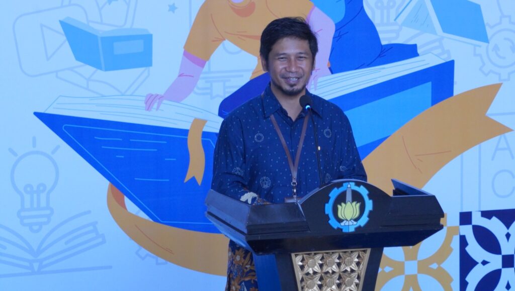 Direktur Riset dan Pengabdian untuk Masyarakat ITS Fadlilatul Taufany ST PhD saat menyampaikan sambutan sekaligus laporan mengenai KKN Tematik Literasi ITS 2025