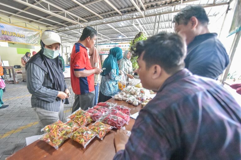 Harga Cabai Rawit Merah dan Tomat Stabil, TPID Surabaya Pastikan Stok Ama