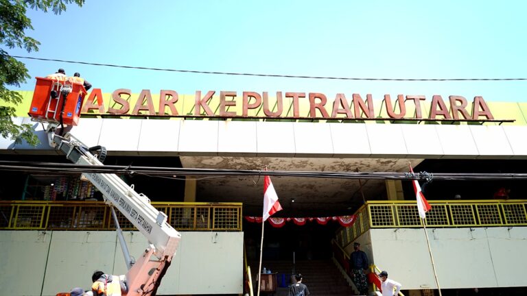 Satpol PP Surabaya Tertibkan Pedagang di Trotoar Pasar Keputran