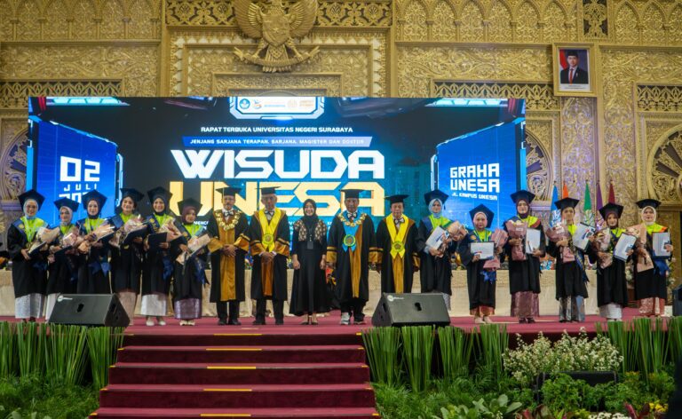 Unesa Kukuhkan 1.508 Wisudawan, Rektor Cak Hasan: Teruslah Belajar, Berkarya, dan Berdampak