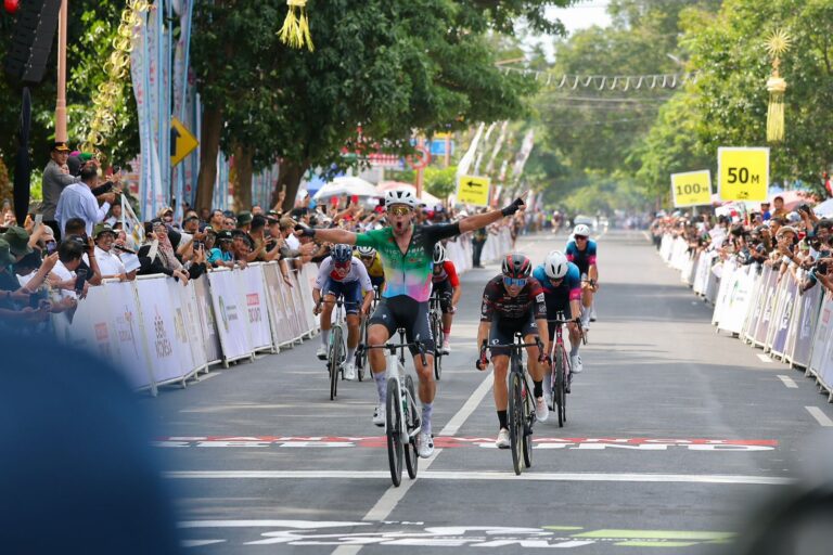 Berlangsung Sengit, Pembalap Belanda Juara Etape Pertama Tour de Banyuwangi Ijen 2025