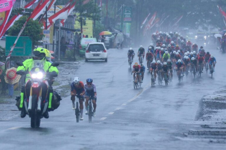 Diguyur Hujan Deras, Pertarungan Etape Tiga Tour de Banyuwangi Ijen Kian Panas