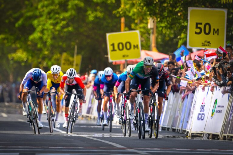 Tour de Ijen di Warga Banyuwangi: Dari Pinggir Jalan Hingga ke Layar Kaca, Semua Bersorak