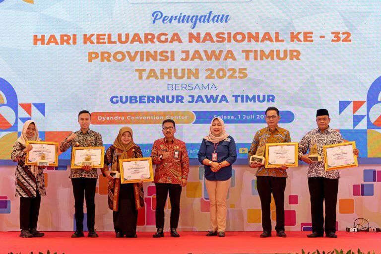 Surabaya Sabet Dua Penghargaan Bergengsi di Peringatan Hari Keluarga Nasional ke-32 Jatim 2025