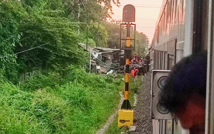 KA Ambarawa Ekspres Relasi Semarang Poncol-SurabayaPasarturi  Temper Forklift di Tandes