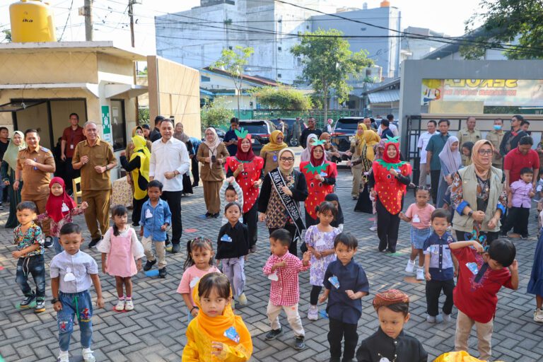 MPLS Ramah Anak di Surabaya Tuai Apresiasi Pusat, Wali Kota Eri Ingatkan Peran Penting Ayah dan Batasi Gadget pada Anak