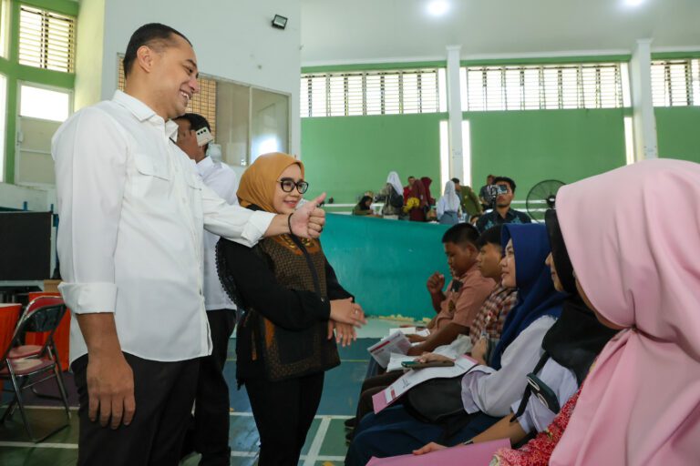 Pemkot Surabaya Bagikan Perlengkapan Sekolah Gratis bagi 6.144 Pelajar SMA/SMK Keluarga Miskin