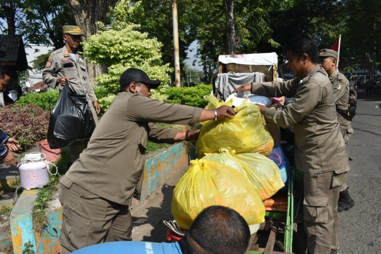 Satpol PP Surabaya Gerak Cepat Kosongkan Toilet Umum yang Beralih Fungsi
