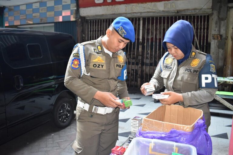 Satpol PP Surabaya dan Bea Cukai Sidoarjo Sita 981 Bungkus Rokok Ilegal