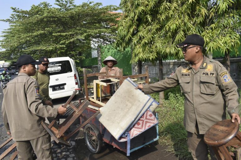 Satpol PP Surabaya Tertibkan 22 Bangunan Liar di Ketintang Permai, Kembalikan Fungsi Aset Pemkot