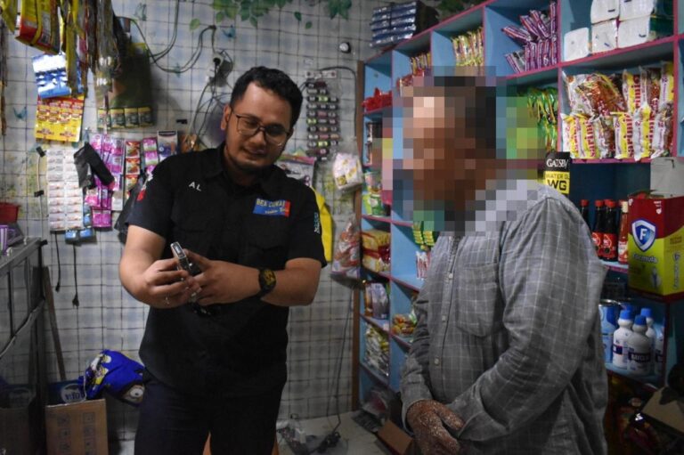 Satpol PP dan Bea Cukai Sidoarjo Sita Puluhan Bungkus Rokok Ilegal di Surabaya Timur