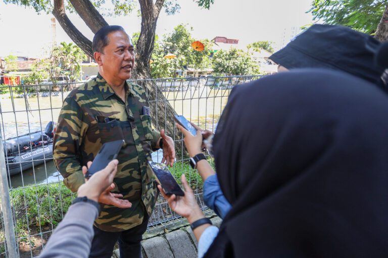 DLH Surabaya Rutin Lakukan Pembersihan Sungai Pegirian dari Sampah hingga Lumut