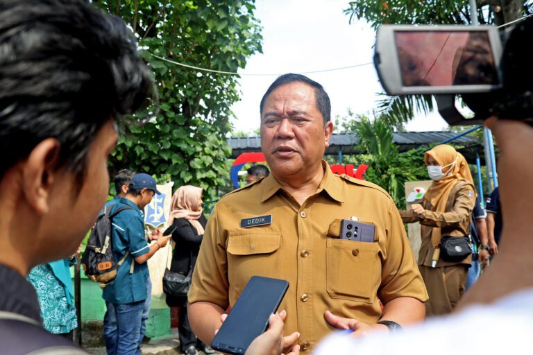 DLH Surabaya Rutin Lakukan Pembersihan Sungai Pegirian dari Sampah hingga Lumut