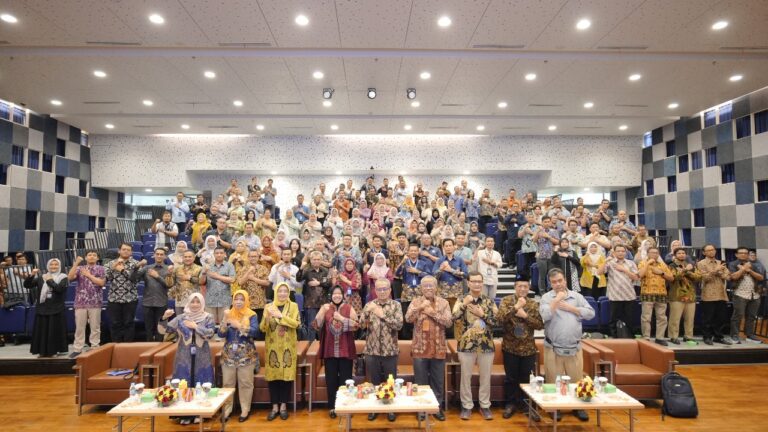 Melalui Sekolah Kepemimpinan, Risma Ajak Pemimpin ITS Bergerak Nyata