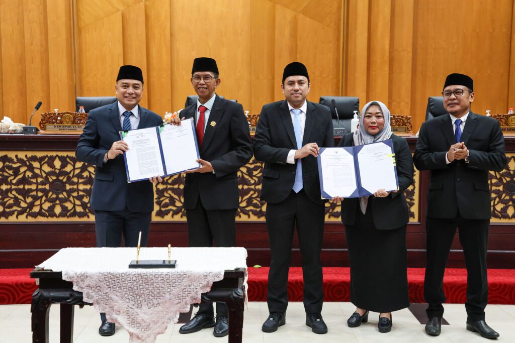 Paripurna Rancangan Peraturan daerah kota surabaya tentang rencana pembang 