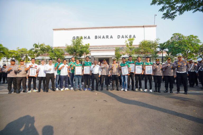 Ketua Umum Pengkot PBVSI Surabaya Berikan Penghargaan kepada Atlet dan Pelatih Peraih Medali di PORPROV Jatim IX 2025