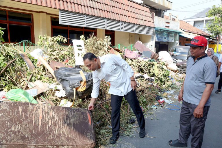 Sidak Sampah Hasil Kerja Bakti, Wali Kota Eri Tekankan Tiga Poin Evaluasi