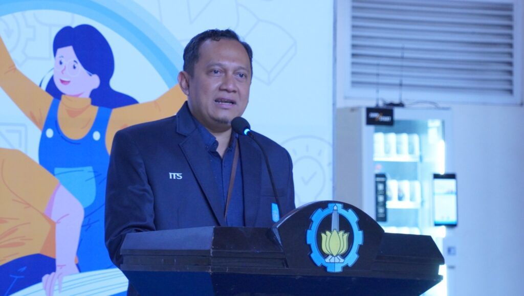 Wakil Rektor IV ITS Prof Agus Muhamad Hatta ST MSi PhD saat menyampaikan sambutan pelepasan peserta KKN Tematik Literasi ITS 2025