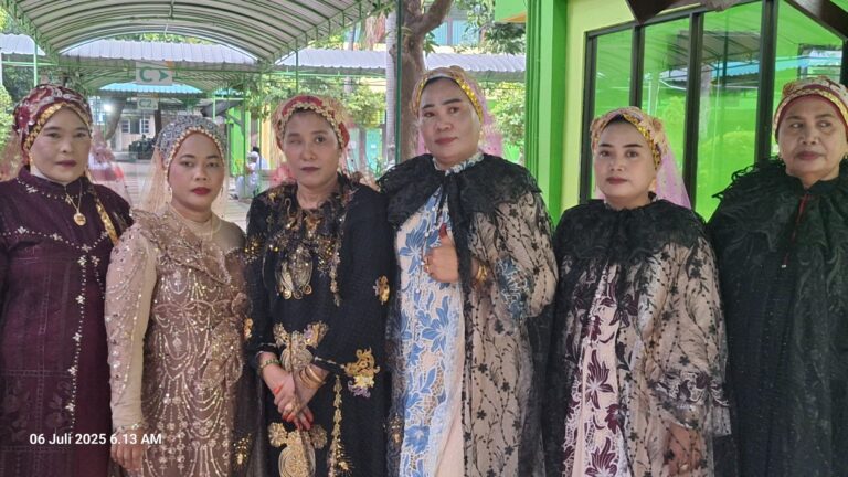 Sambut Kepulangan ke Kampung Halaman, Jemaah Haji NTT Dandan Ala Ratu dan Raja