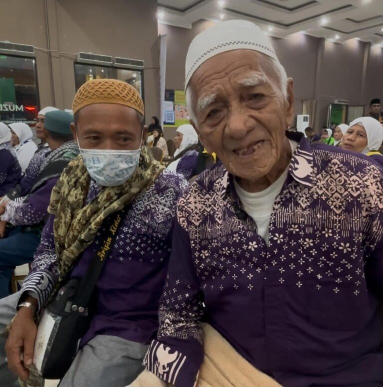 Kisah Fatahula, Jemaah Haji Tertua Debarkasi Surabaya dari Kabupaten Sikka