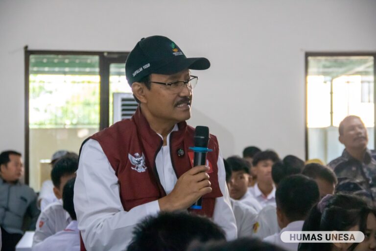 Momen Haru Warnai Kunjungan Lapangan Mensos Gus Ipul di Sekolah Rakyat Unesa