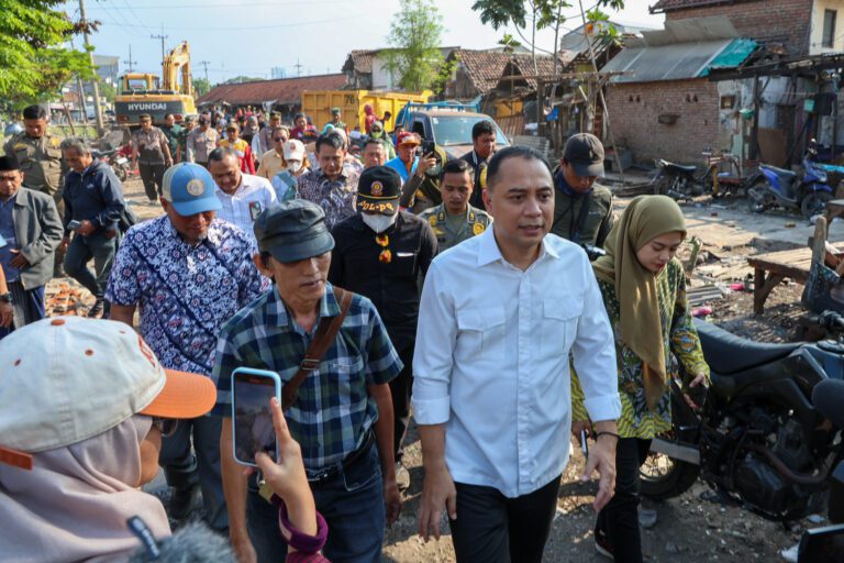 Tinjau Normalisasi Sungai dan Pelebaran Jalan Tambang Boyo – Pacar Keling, Wali Kota Eri Cahyadi Komitmen Tata Kota dan Atasi Kawasan Kumuh