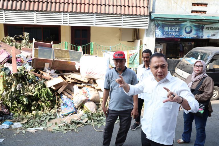 Wali Kota Eri Cahyadi Imbau Warga Tak Buang Barang Bekas Saat Kerja Bakti dalam Surabaya Bergerak