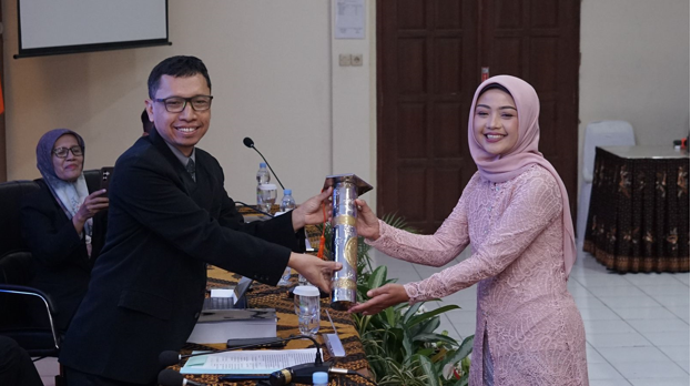 Promovenda saat prosesi yudisium kelulusan oleh Dekan FISIP UNS Dr. Didik Gunawan Suharto, MSi