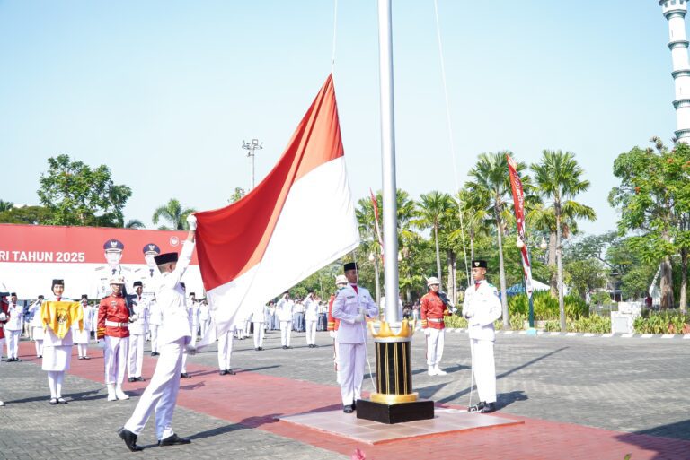 Pengibaran Sang Merah Putih Di Lamongan Berhasil dan Lancar