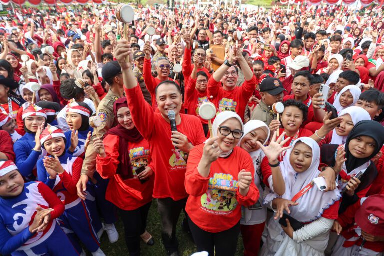 Surabaya Perkuat Komitmen Kota Layak Anak, Piagam Penghargaan Diberikan kepada Ratusan Siswa Berprestasi