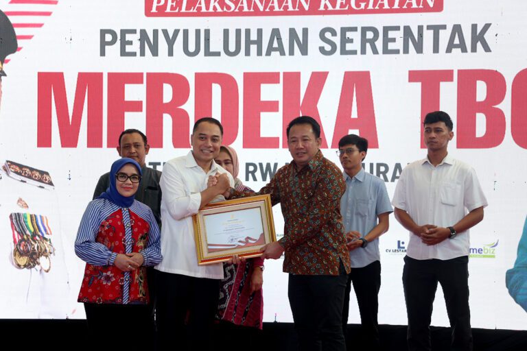 Pemkot Surabaya Raih Rekor MURI Penyuluhan TBC Terbanyak di Tingkat RW, Wali Kota Eri: Wujud Kolaborasi Pemerintah dan Warga