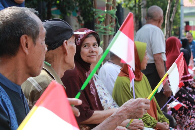 Rayakan HUT ke-80 RI, Griya Wredha Surabaya Gelar Lomba untuk Latih Motorik Lansia