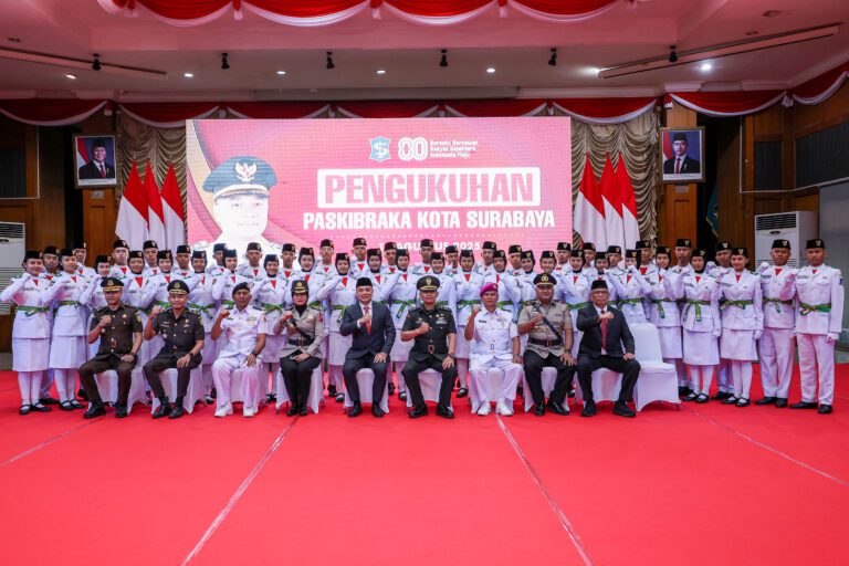 97 Anggota Paskibraka Surabaya Dikukuhkan, Wali Kota Eri Ajak Mereka Jadi Bagian Kampung Pancasila