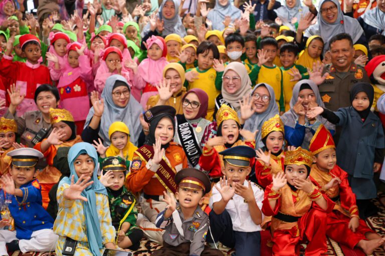 Tanamkan Disiplin Sejak Dini, Pemkot Surabaya Gelar Satpol PP Goes to PAUD
