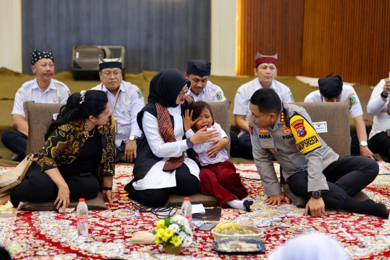 Rindu Ibu, Siswa Sekolah Rakyat Banyuwangi Menangis di Pelukan Bupati Ipuk
