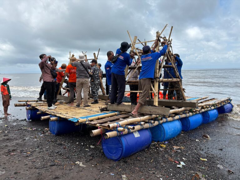 Tenggelamkan “Fish Bank” Bareng Nelayan,  Bupati Ipuk Dukung Upaya Konservasi Ekosistem Laut